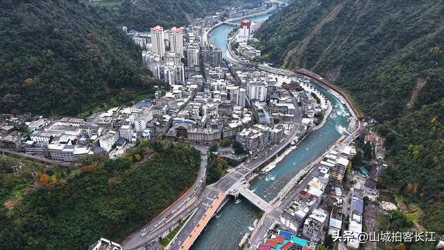 四川夹在峡谷中的县城，最窄处仅百米，藏着两个世界级“国宝”！