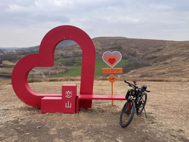 骑游六合平山赏早梅恋山山顶纵车飞