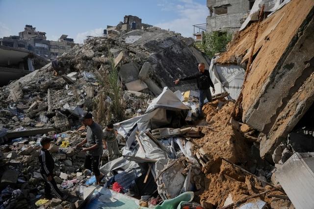 战争之后是暴雨，加沙民众在泥水与废墟中求生