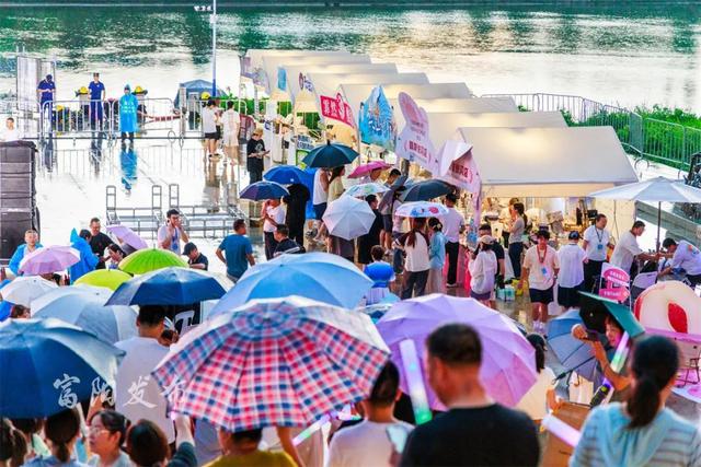 大批人冒雨赶来！富阳这里，太有氛围感了！