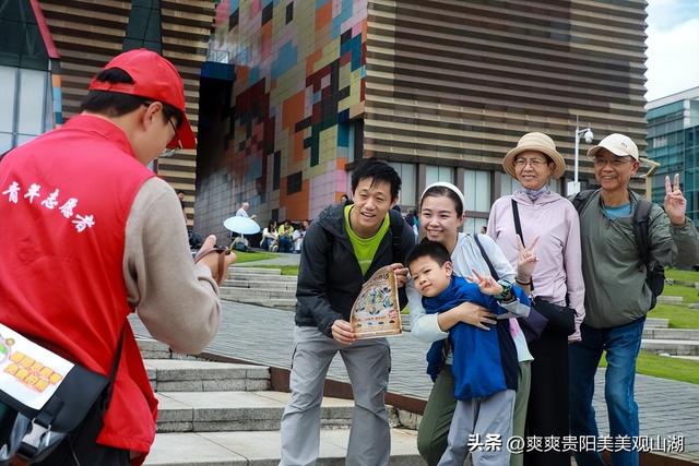 观山湖国庆首日人气爆棚：省博排长队，阿云朵仓碰杯声不断