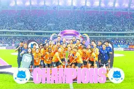 武汉女足逆境中捧起亚冠首冠图片