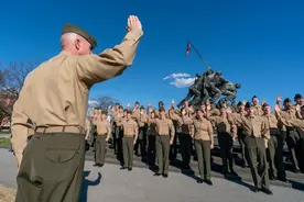 天下第一的美军，要穿不上裤子了！美国的再工业化，只是空中楼阁图片