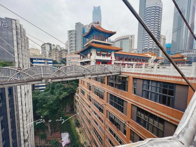 重庆又一“另类”网红地：医院门诊楼成打卡点，游客为啥争相来？