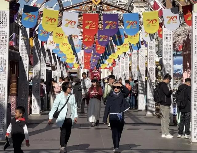 70年大庆限定！新疆大巴扎的隐藏玩法，90%游客都错过了