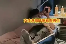 情侣火车上缠绵不已，二人共挤一个卧铺，女生搂住男生不愿撒手图片