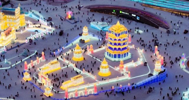武汉黄鹤楼现身哈尔滨冰雪世界，冰砖背后藏着秘密。真假黄鹤楼？