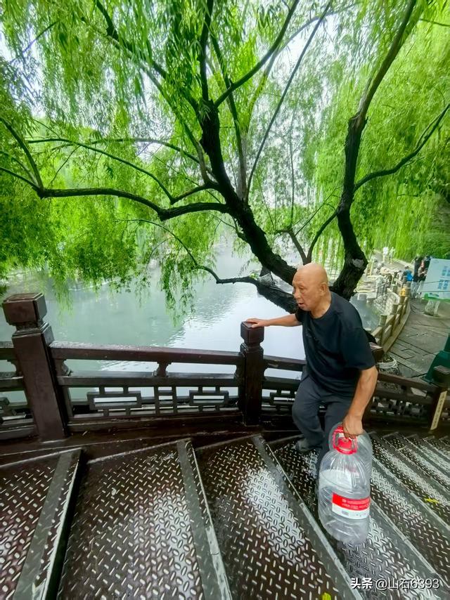 新华社原军事记者陶俊峰泉城美拍：秋雨后 护城河边美如画