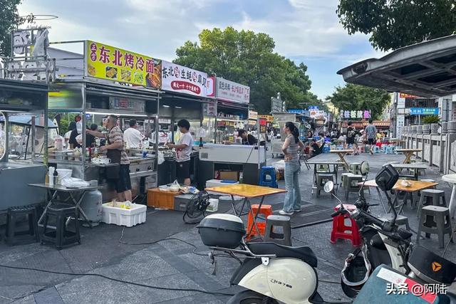 每当夜幕降临,一半天台人好像都在新城广场,这里的夜市太热闹了