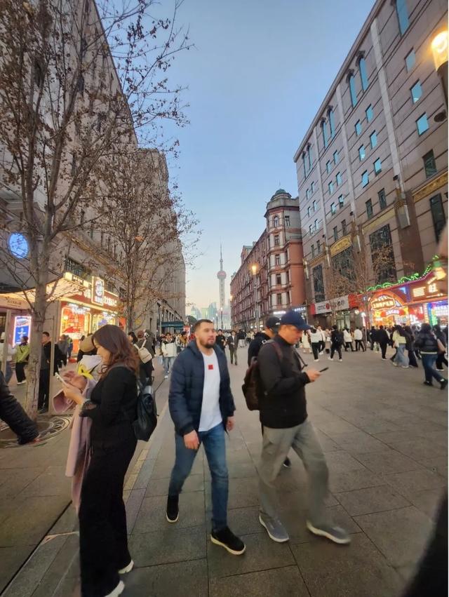 〔读城〕黄浦江的阳光与南京路的辉煌