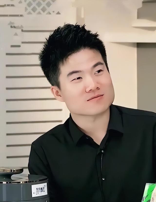 官媒发文，高调官宣32岁董宇辉喜讯，全网恭喜，终于等到这一天