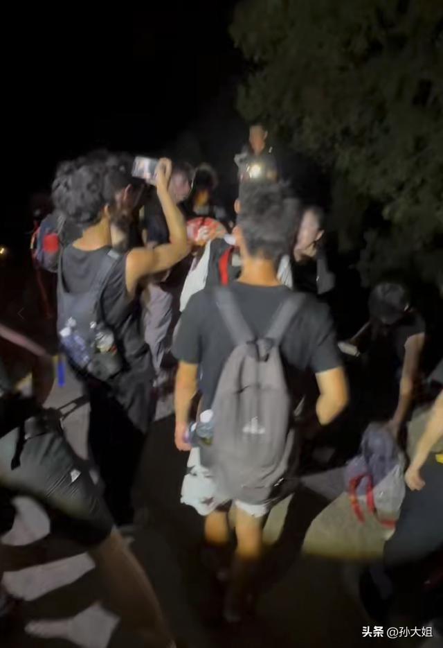 请24位陪爬人员一起登上泰山顶，两女子花3万元享受登山的快乐