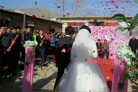 澳洲美女远嫁中国小伙，全村 1000 人围观看热闹，洋亲家当场看懵了图片