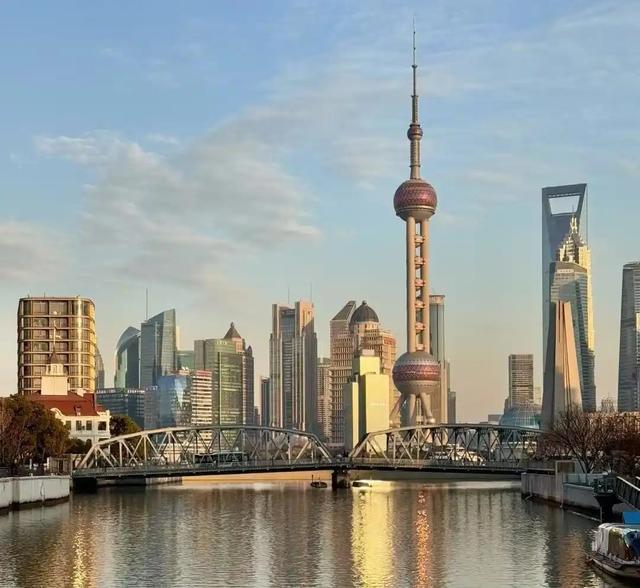 5年倒闭10家景区，年轻人穷游住帐篷，天价酒店景区为啥割不动了