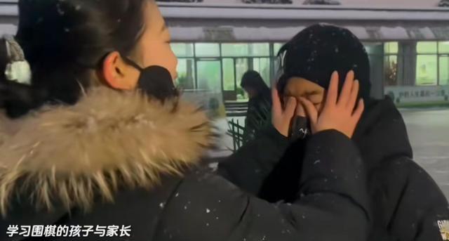 聂卫平告别仪式：大儿子手捧遗像，3个子女都到齐，众人含泪悼念