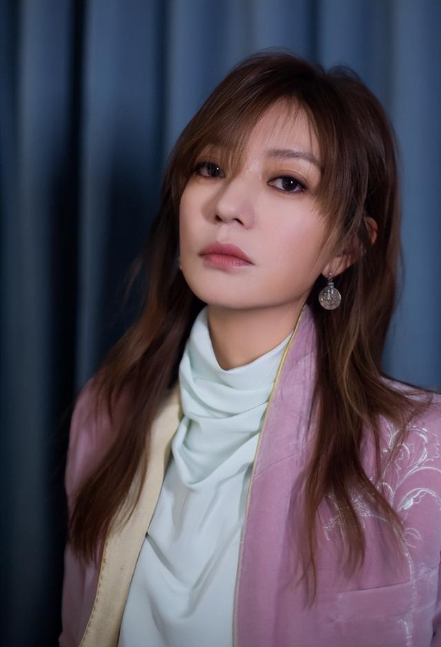 黄晓明公开点名才几天，赵薇近况接连曝光，有一点4年前就注定