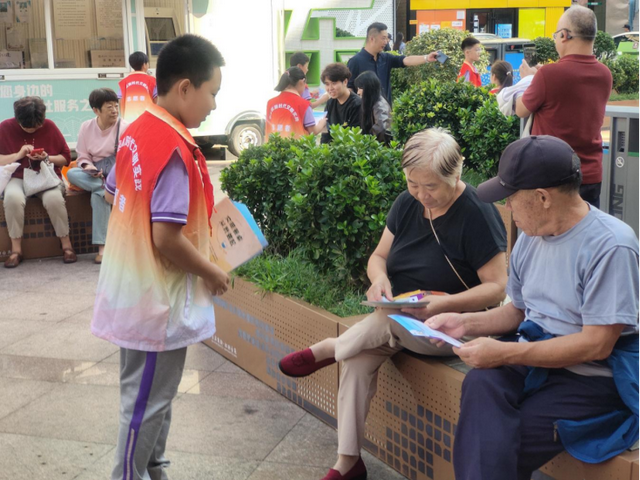 畅游青岛 文明相伴！市北区“小小文明观察员”亲子行动 步行街上倡树文明旅游新风