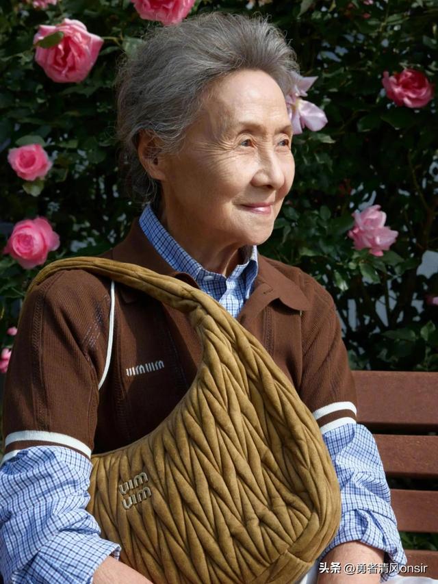 吴彦姝北京被偶遇，她包上挂着labubu好潮，87岁依旧优雅迷人