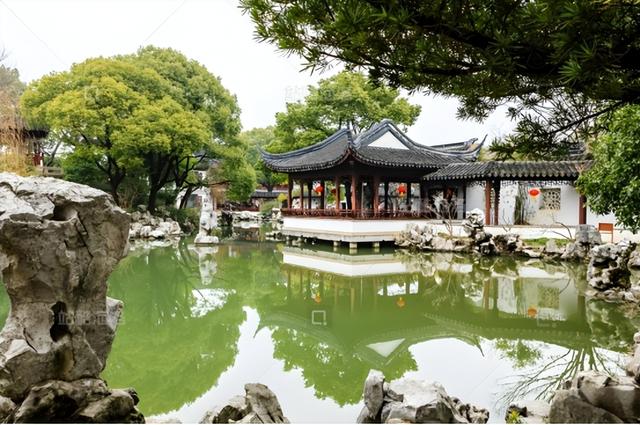 5年倒闭10家热门景区，年轻人穷游住帐篷，文旅地产梦碎一地
