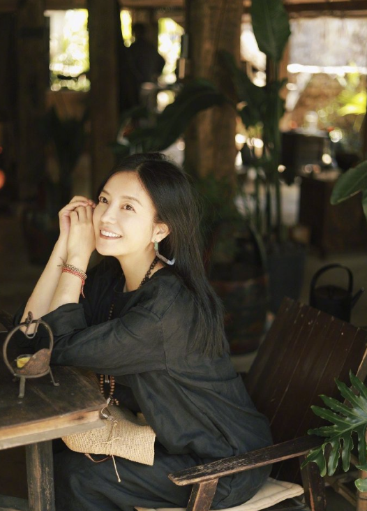 黄晓明公开点名才几天，赵薇近况接连曝光，有一点4年前就注定