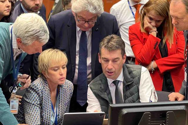 谁在吃AI蛋糕？科技巨头控AI，好处风险两头堵，各国监管急刹车