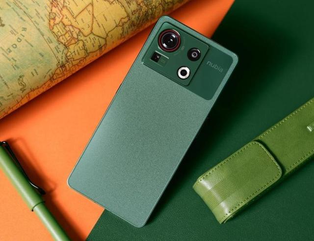 努比亚Z40S Pro：直屏时代的棱角美学典范