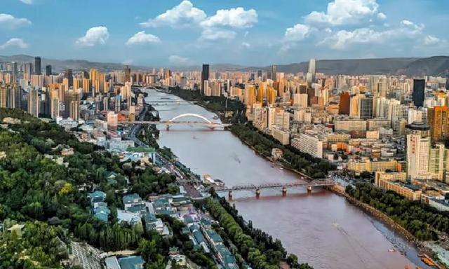 和老公在甘肃兰州住了半个月	，老公直接不想回去，直呼太安逸了～