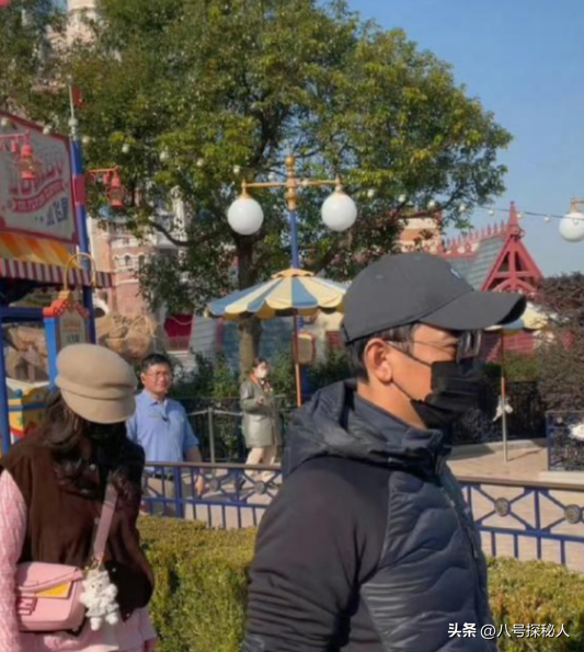 婚变传闻后，罗晋携任素汐与母亲去祈福，撕碎了唐嫣最后一丝体