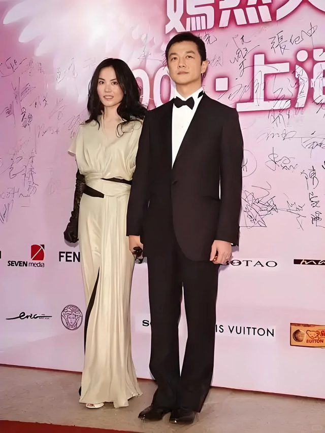 19岁李嫣跟老爸聚餐！手不离烟动作熟练，170cm身材干瘪太像王菲