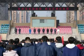 马陵中学举行2024—2025学年度第二学期第5周升旗仪式图片