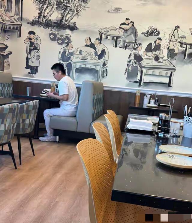 许亚军缺席何晴葬礼，却陪小儿子国外度假，一身白衣眉头微蹙！