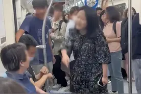 上海大妈霸气抢座，狂言：警察帮我也不会帮外地人！自称是拳击手图片