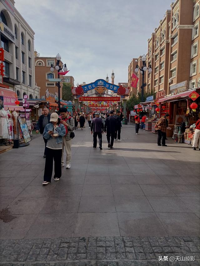 坐着2路公交车，逛乌鲁木齐国际大巴扎
