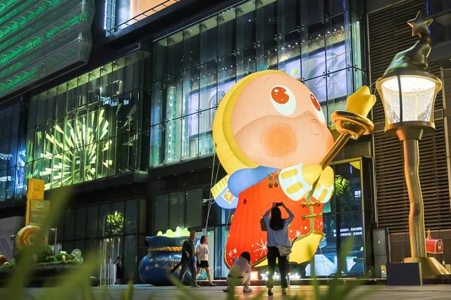 浦东嘉年华丨“星星人”甜蜜空降，“折上折”购物狂欢……快来解锁陆家嘴假期消费新玩法