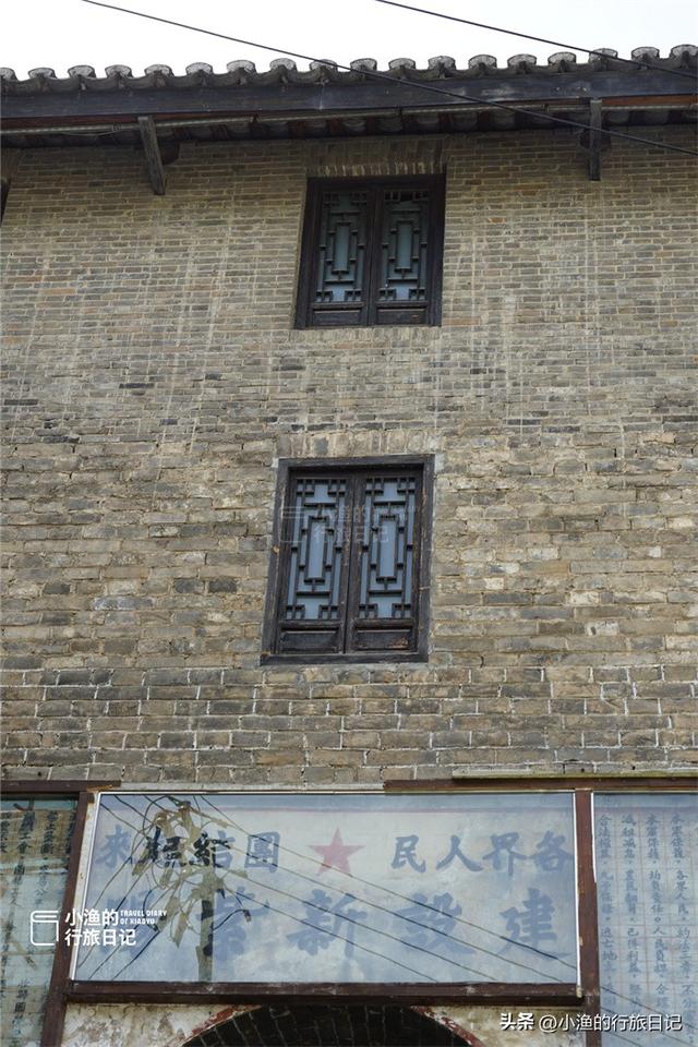 陕南小城不起眼的城门楼子，密密麻麻写满了字，走近一瞧大吃一惊
