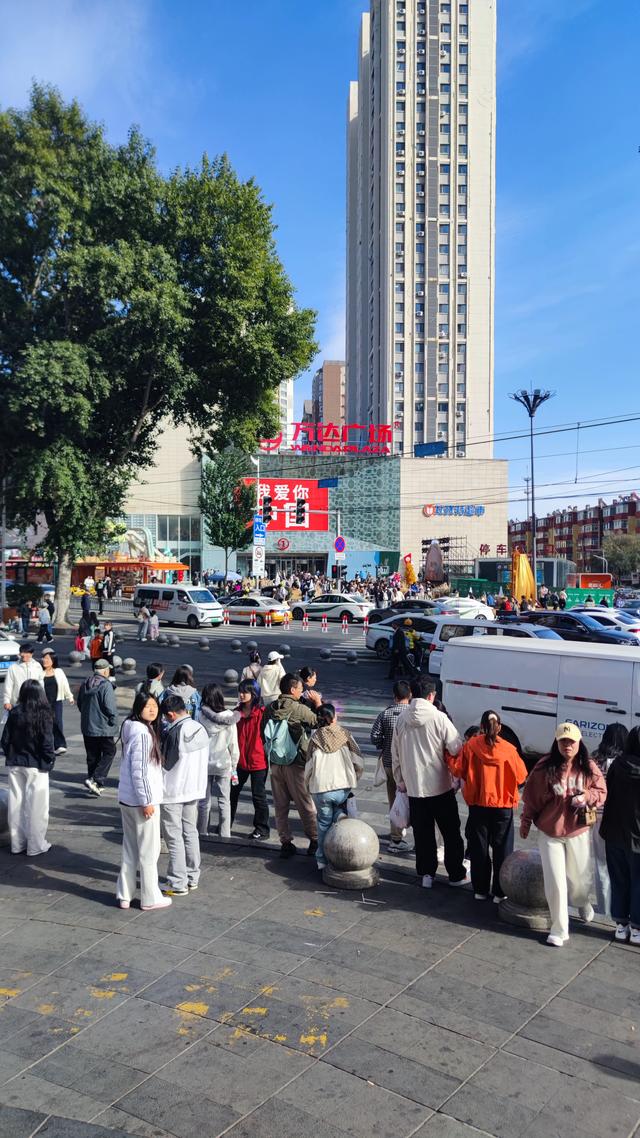 长春这有山摩肩擦踵，南湖公园绿树迎风