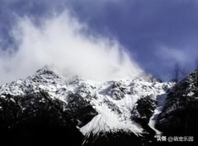 清晨五点大理洱海，第一缕阳光刺破云层，湖水瞬间绽放万千金光