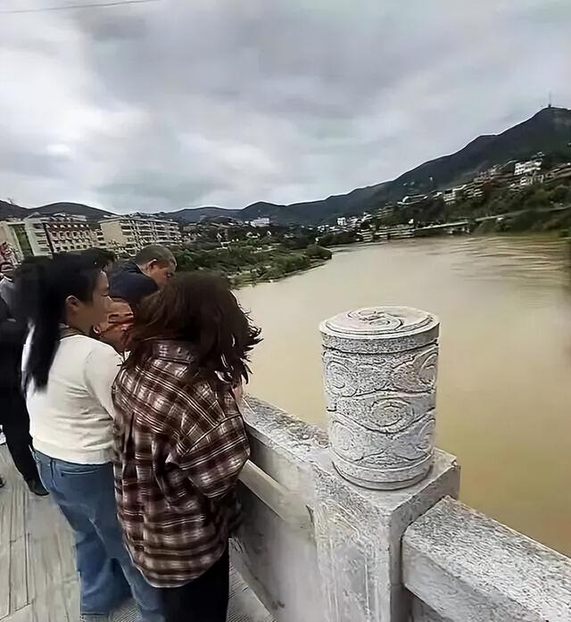 新郎最新后续：家属透露自杀原因，与新娘在婚车争吵，未领结婚证