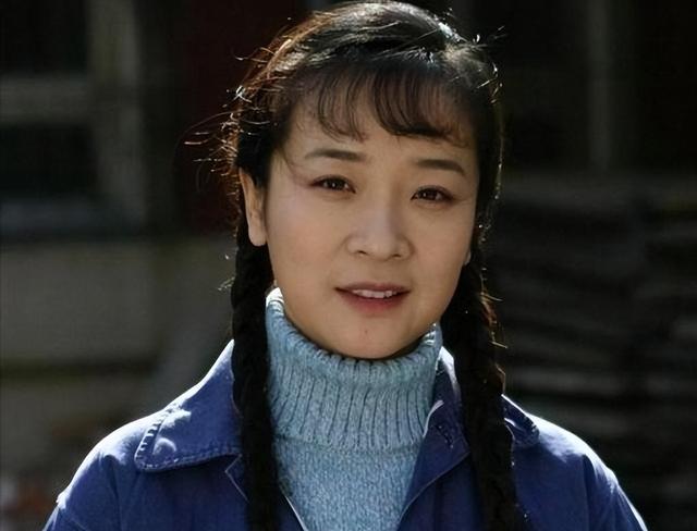 她是国家一级女演员，多次给坐轮椅丈戴绿帽，如今儿子也是演员