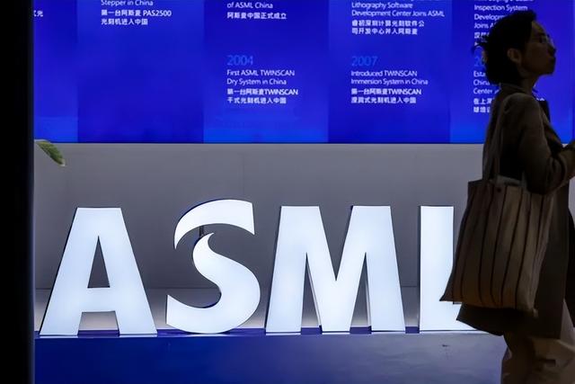 美荷两国同时发声，对中国独立研发的光刻机技术给予了强烈批评