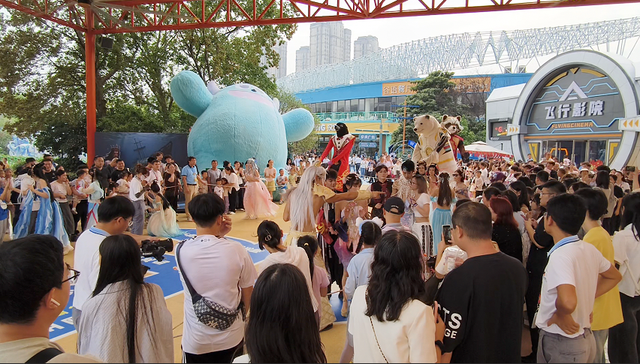 当 “海洋” 邂逅 “国潮”：武汉极地海洋度假区双节创新场景激活假日经济新动能