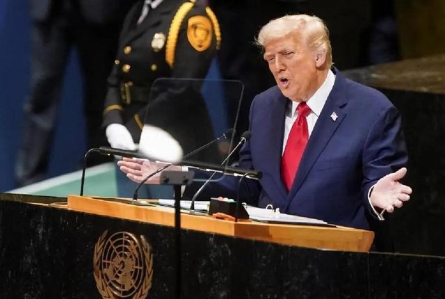 摊牌了！美国备战信号强烈，川普要“砍官增兵”，第一波福利已发