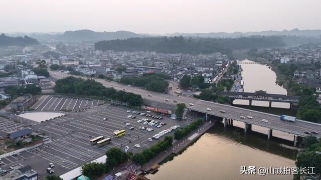 四川这个烟火气很足的古镇，是知名美食发源地，被称为巴蜀地标