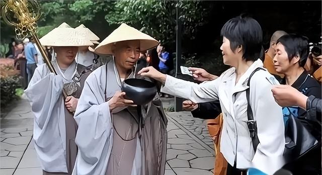 太嚣张！浓妆艳抹饮酒作乐，五台山美貌“尼姑”何以如此放肆？