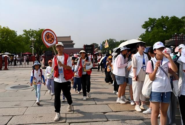 人山人海只看不买，年轻人报复性白嫖，景区赚不到钱了？