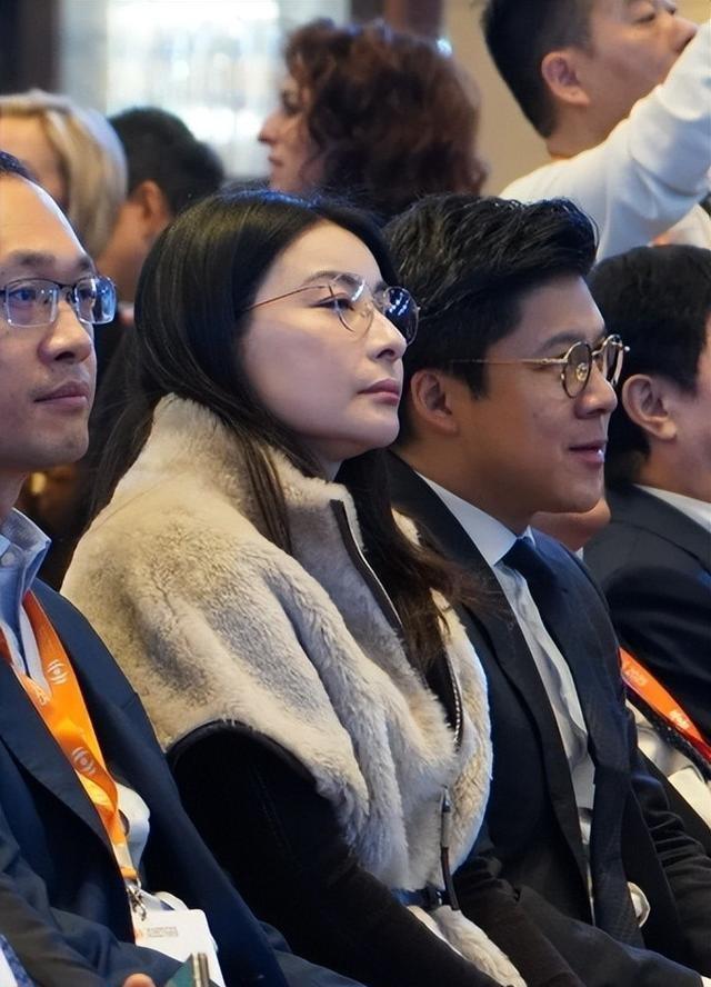 何超琼现身经济论坛，皮松肉垮不敢认，郭晶晶富态霍启刚好娇羞