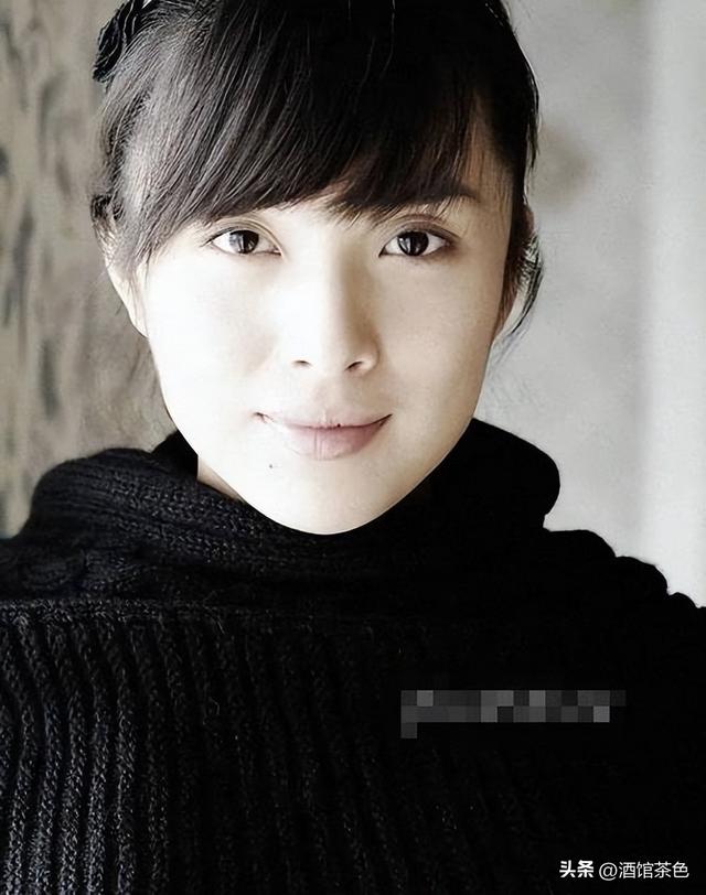 她26岁成双料影后，二婚嫁靳东高龄生下两子，今48岁美得自信从容