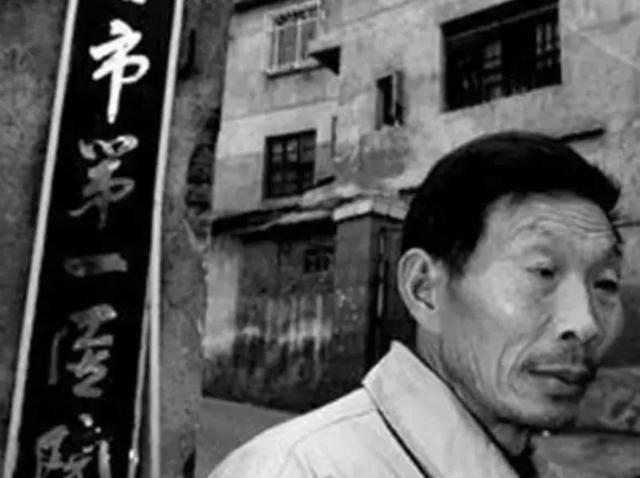 20年前，那个背好友尸体回乡被对方家人埋怨的农民工，后来怎样了
