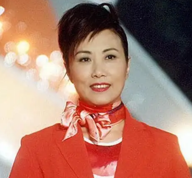 78岁连路都走不稳还开演唱会	，全网骂声一片，她却扬言回馈粉丝