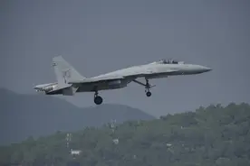 三翼面的海空霸王！歼-15T重型舰载机亮相，世界最强单座“侧卫”图片